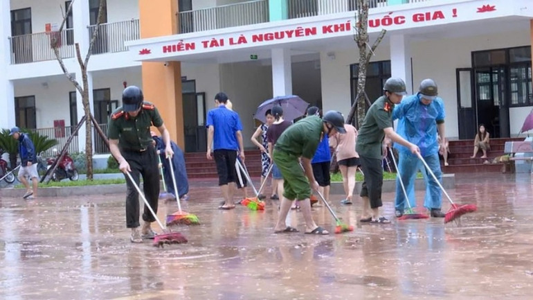 Các lực lượng đoàn viên thanh niên, công an xã cũng tích cực giúp dọn vệ sinh môi trường tại các trường học trên địa bàn huyện.