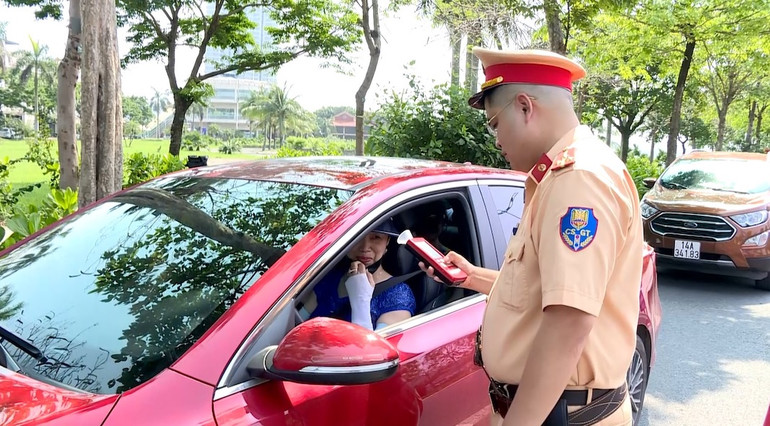 Cảnh sát giao thông tăng cường kiểm tra các lỗi vi phạm về nồng độ cồn trong dịp nghỉ lễ.