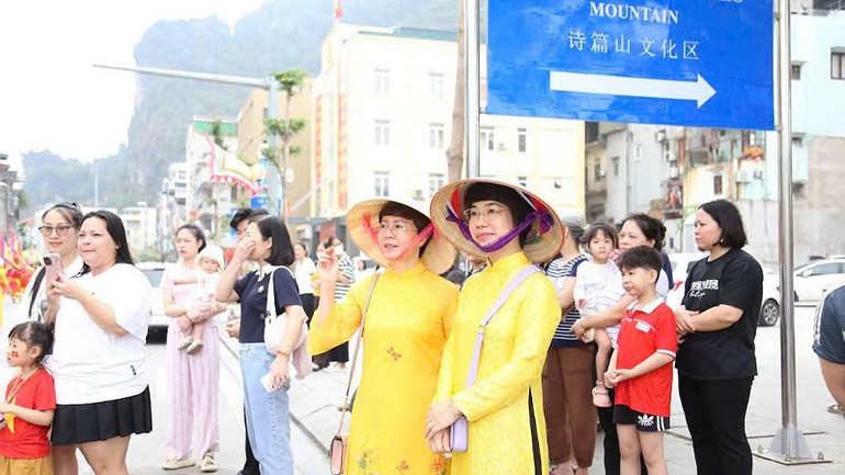 Nghi lễ rước Đức Ông thu hút đông đảo người dân và du khách theo dõi và chiêm bái. Nghi lễ rước Đức Ông thu hút đông đảo người dân và du khách theo dõi và chiêm bái.