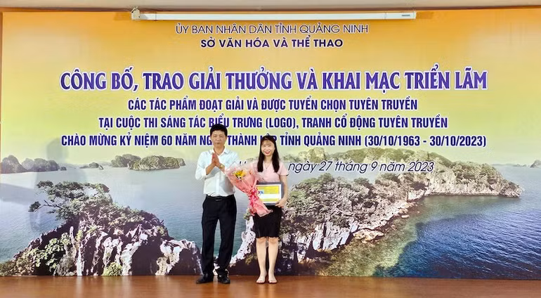 Ban tổ chức trao giải Nhì sáng tác tranh cổ động cho tác giả. Ban tổ chức trao giải Nhì sáng tác tranh cổ động cho tác giả.