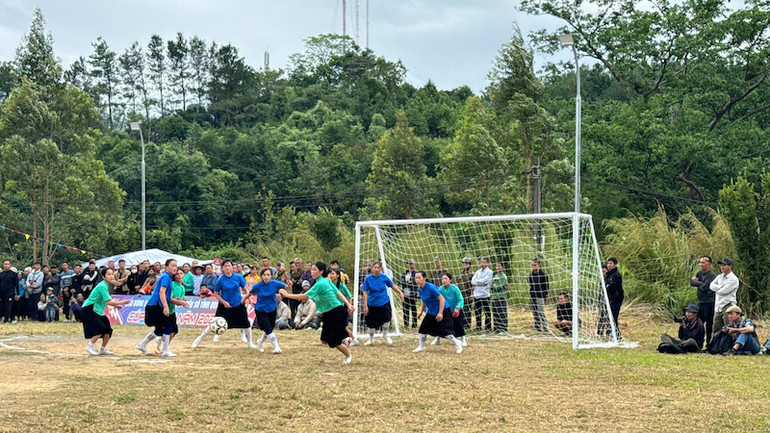 Trận khai mạc giữa đội bóng đá nữ xã Vô Ngại, huyện Bình Liêu và huyện Tiên Yên thu hút đông đảo người dân đến xem và cổ vũ.