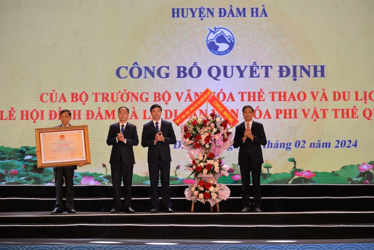 Huyện Đầm Hà vinh dự đón nhận quyết định huyện đạt chuẩn nông thôn mới nâng cao. Huyện Đầm Hà vinh dự đón nhận quyết định huyện đạt chuẩn nông thôn mới nâng cao.