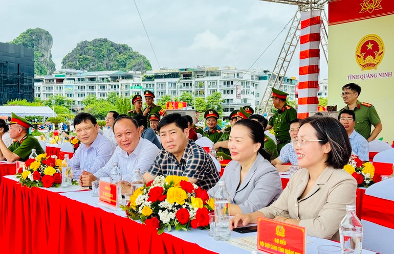 Các đại biểu dự và cổ vũ cho các đội tham gia Hội thi.