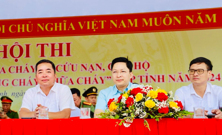 Các đại biểu dự và cổ vũ cho các đội tham gia Hội thi.