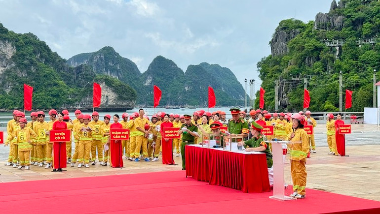 Các đội thi tham gia phần thi lý thuyết.