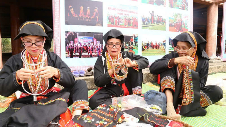 Trình diễn thêu họa tiết trang phục truyền thống tại Lễ hội làng Bằng Cả năm 2025. Trình diễn thêu họa tiết trang phục truyền thống tại Lễ hội làng Bằng Cả năm 2025.