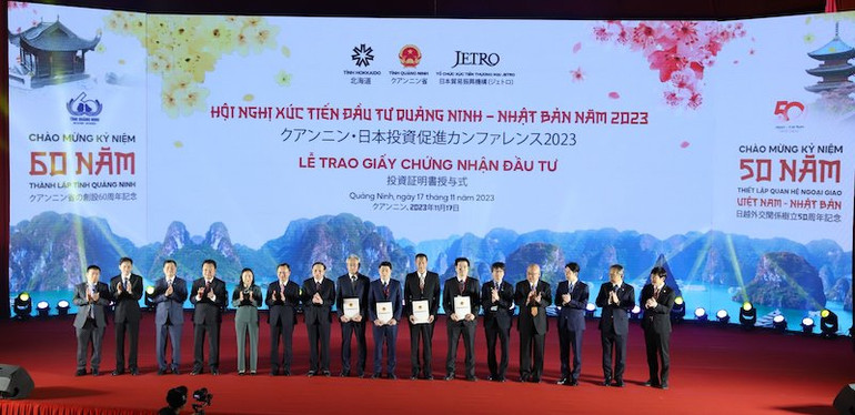 Lễ trao Giấy chứng nhận đăng ký đầu tư các dự án FDI tiêu biểu tại Quảng Ninh.