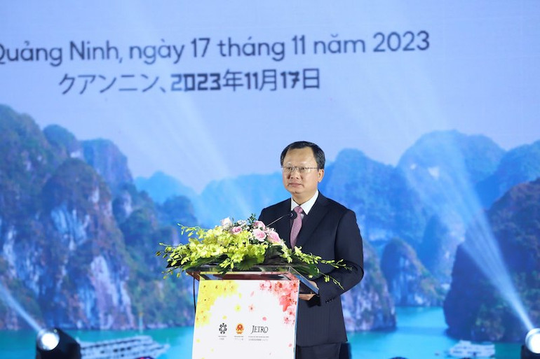 Quyền Chủ tịch Ủy ban nhân dân tỉnh Quảng Ninh Cao Tường Huy phát biểu tại Hội nghị.