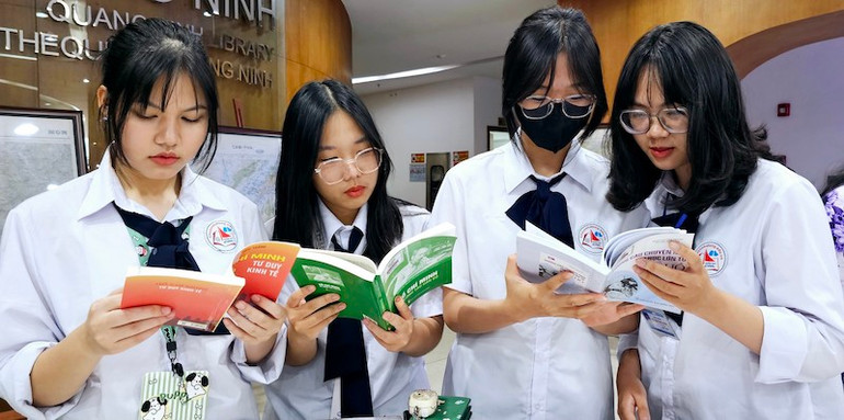 Triển lãm thu hút đông đảo các em học sinh đến tham quan và tìm hiểu.