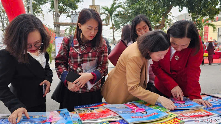 Hội sách, báo Xuân 2025 tại huyện miền núi Đầm Hà thu hút đông đảo người dân trên địa bàn.