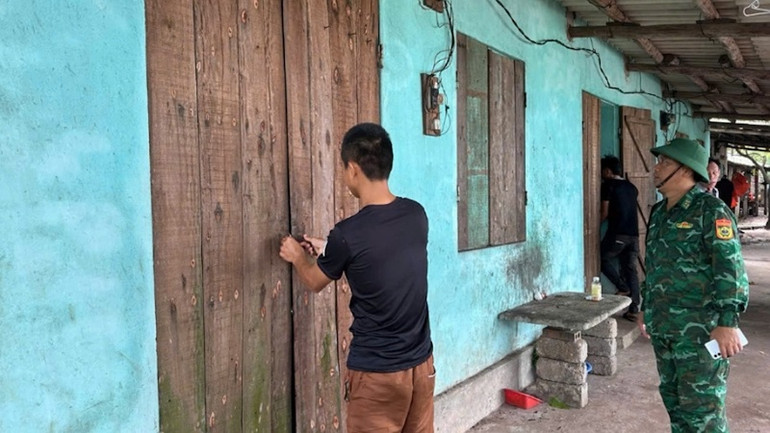 Cán bộ, chiến sĩ Đồn Biên phòng Cửa khẩu cảng Vạn Gia tuyên truyền, vận động người dân di dời đến những khu vực kiên cố, an toàn hơn.