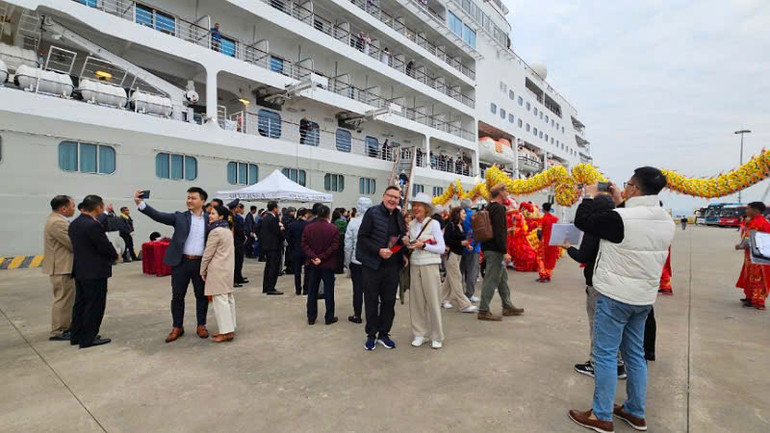 Du khách chụp ảnh lưu niệm khi đặt chân lên Hạ Long, Quảng Ninh đúng vào ngày mồng 1 Tết.