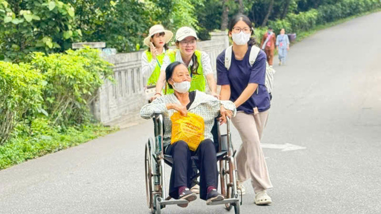 Phật tử, nhân dân và du khách già yếu được các tình nguyện viên hỗ trợ đưa đón vào chiêm bái xá lợi Đức Phật bằng xe lăn. Phật tử, nhân dân và du khách già yếu được các tình nguyện viên hỗ trợ đưa đón vào chiêm bái xá lợi Đức Phật bằng xe lăn.