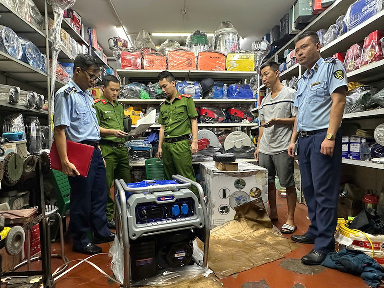 Lực lượng Quản lý thị trường Quảng Ninh kiểm tra hộ kinh doanh Chung Huyền ở phường Bạch Đằng, thành phố Hạ Long.