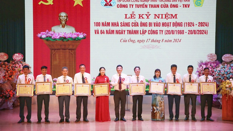 Ủy ban nhân dân tỉnh tặng Bằng khen cho các cá nhân có thành tích xuất sắc, đóng góp cho sự phát triển của Công ty Tuyển than Cửa Ông. Ủy ban nhân dân tỉnh tặng Bằng khen cho các cá nhân có thành tích xuất sắc, đóng góp cho sự phát triển của Công ty Tuyển than Cửa Ông.