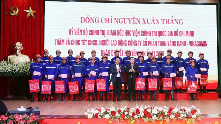Đồng chí Nguyễn Xuân Thắng và lãnh đạo tỉnh Quảng Ninh tặng quà Tết cho cán bộ, công nhân Công ty Cổ phần Than Vàng Danh - Vinacomin.