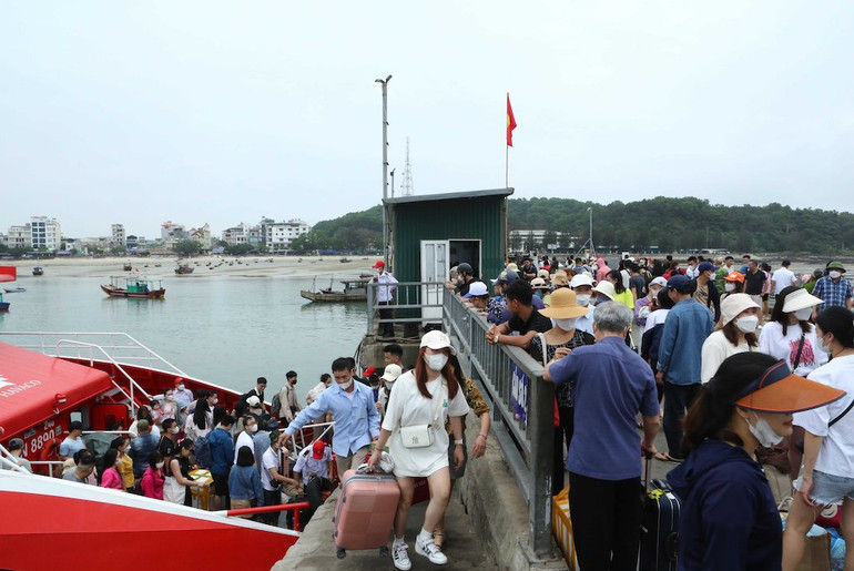 Du khách lên đảo Cô tô tăng mạnh trong kỳ nghỉ lễ 30/4 và 1/5.