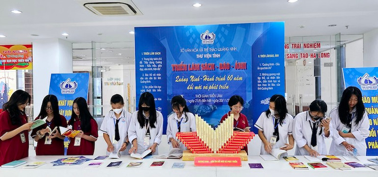 Triển lãm thu hút đông đảo các em học sinh đến tham quan và tìm hiểu.