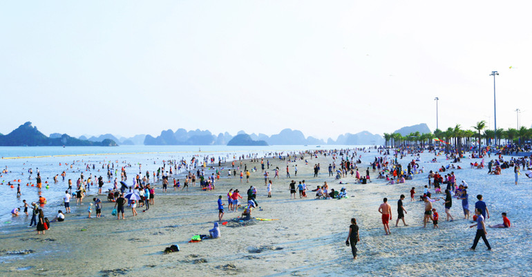 Bãi tắm Hòn Gai thu hút đông đảo du khách trong dịp nghỉ lễ 30/4 và 1/5.
