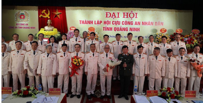 Thiếu tướng Đinh Văn Nơi, Giám đốc Công an tỉnh Quảng Ninh chúc mừng Ban Chấp hành Hội cựu Công an tỉnh Quảng Ninh.