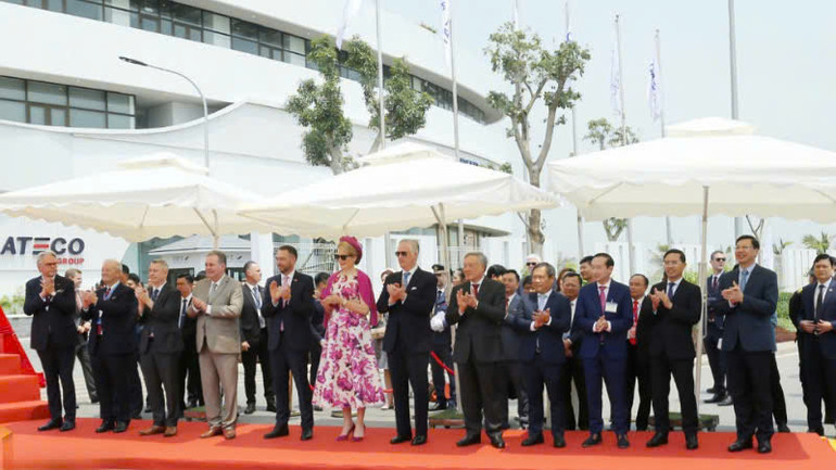 Phó Thủ tướng Thường trực Nguyễn Hòa Bình và Nhà vua Bỉ cùng lãnh đạo tỉnh Quảng Ninh chứng kiến lễ khai trương Tổ hợp văn phòng Dịch vụ Khu công nghiệp Bắc Tiền Phong.