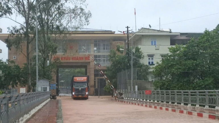 Khu vực Cửa khẩu Hoành Mô, Bình Liêu nước lũ dâng cao tràn qua mặt đường gây khó khăn cho giao thông.