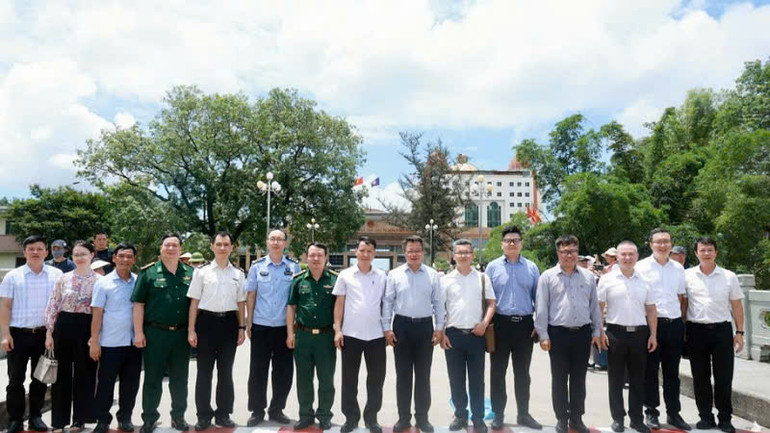 Lãnh đạo thành phố Móng Cái (Việt Nam) và thành phố Đông Hưng (Trung Quốc) chụp ảnh lưu niệm.