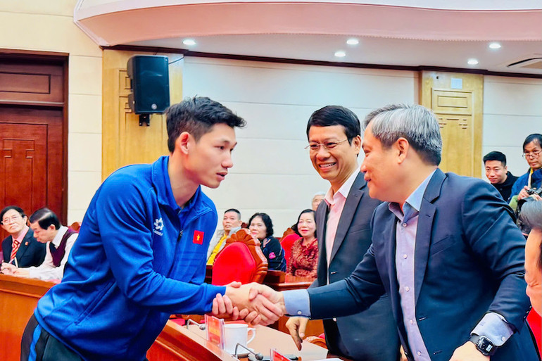 Bí thư Tỉnh ủy Quảng Ninh Vũ Đại Thắng chúc mừng cầu thủ Nguyễn Hai Long.