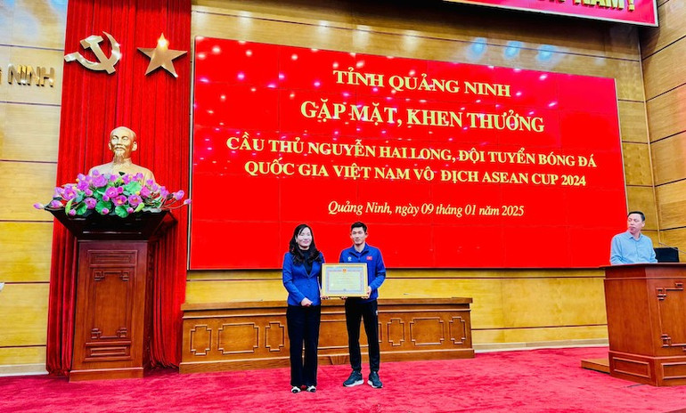 Ủy ban nhân dân tỉnh Quảng Ninh tặng Bằng khen cho cầu thủ Nguyễn Hai Long.