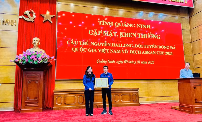 Ủy ban nhân dân tỉnh Quảng Ninh tặng Bằng khen cho cầu thủ Nguyễn Hai Long.