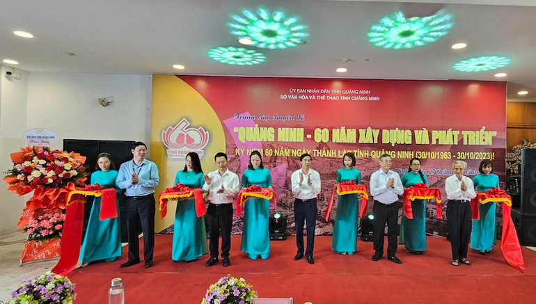 Các đại biểu cắt băng khai mạc Triển lãm "Quảng Ninh - 60 năm xây dựng và phát triển".