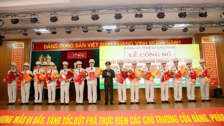 Trao Quyết định của Giám đốc Công an tỉnh về việc điều động lãnh đạo cấp phòng, công an cấp huyện.
