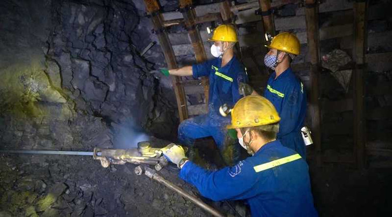 Khai thác than hầm lò ở Công ty cổ phần Than Hà Lầm - Vinacomin.
