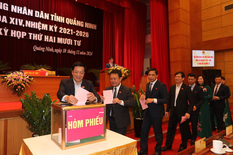 Các đại biểu bỏ phiếu tín nhiệm bầu chức danh Chủ tịch Ủy ban nhân dân tỉnh Quảng Ninh nhiệm kỳ 2021-2026.