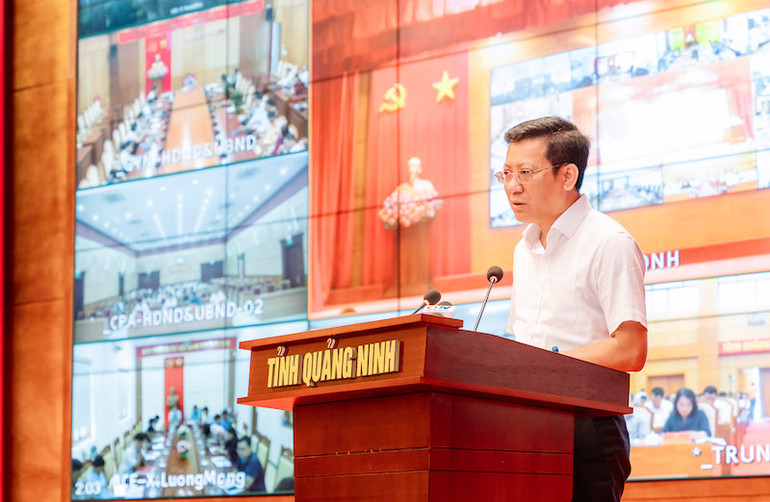 Bí thư, Chủ tịch Ủy ban nhân dân huyện Cô Tô Nguyễn Việt Dũng phát biểu tại hội nghị.