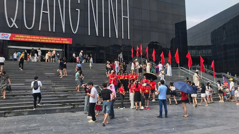 Bảo tàng Quảng Ninh là điểm thu hút đông đảo khách du lịch đến tham quan, trải nghiệm.