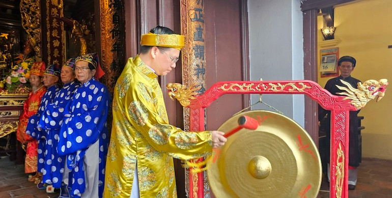 Lãnh đạo thành phố Cẩm Phả gióng trống và gióng chiêng khai hội Đền Cửa Ông.