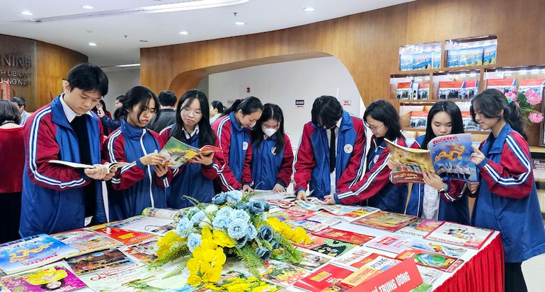 Hội sách, báo Xuân Giáp Thìn 2024 thu hút đông đảo các em học sinh đến tham quan và tìm hiểu thông tin trên các ấn phẩm sách, báo Xuân.