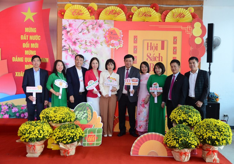 Các đại biểu chụp ảnh lưu niệm tại Hội sách, báo Xuân Giáp Thìn 2024.