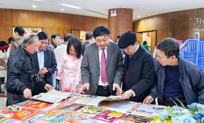 Các đại biểu tham quan Hội sách, báo Xuân Giáp Thìn 2024.