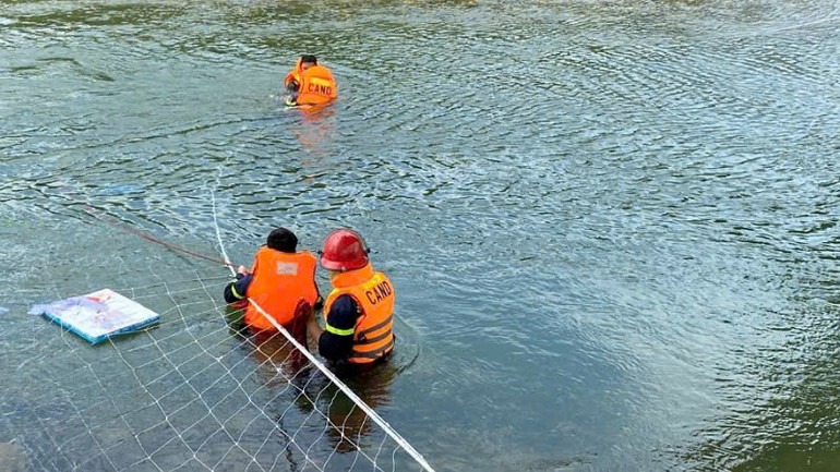 Lực lượng Công an sử dụng lưới quét dưới tầng đáy để tìm kiếm nạn nhân bị đuối nước tại huyện Hải Hà.
