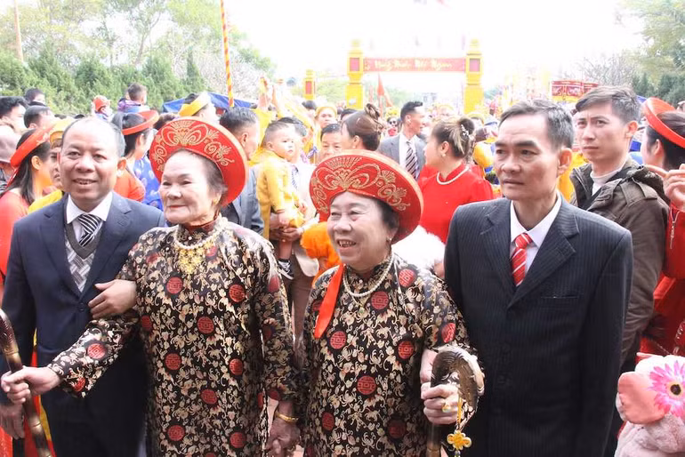 Hai cụ cùng thọ 80 tuổi được gia đình, con cháu rước ra miếu Tiên Công làm lễ tổ.