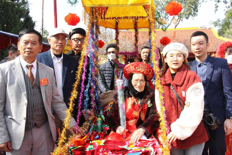 Các cụ 80, 90 và 100 tuổi được gia đình rước bằng kiệu ra Miếu Tiên Công làm lễ tổ.