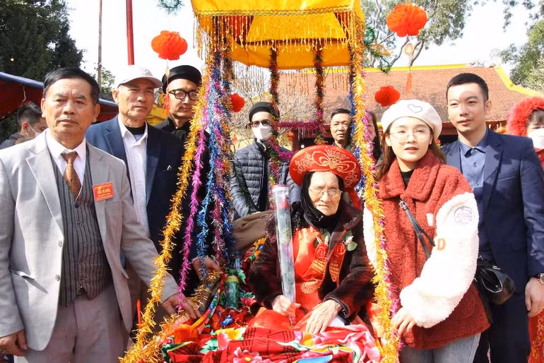 Các cụ 80, 90 và 100 tuổi được gia đình rước bằng kiệu ra Miếu Tiên Công làm lễ tổ.