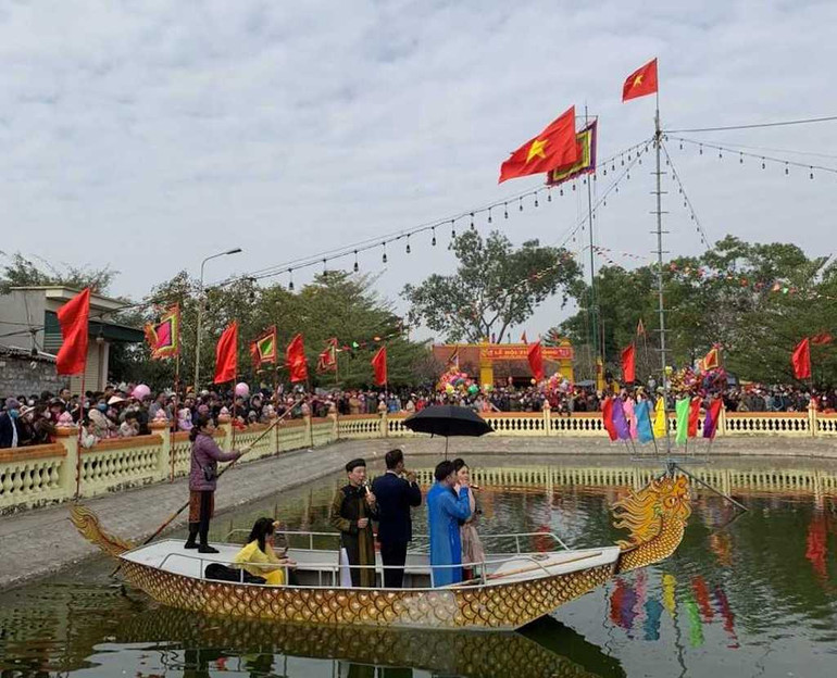 Trong khuôn khổ của Lễ hội có các hoạt động văn hóa đặc sắc như hát quan họ trên hồ trước miếu Tiên Công.