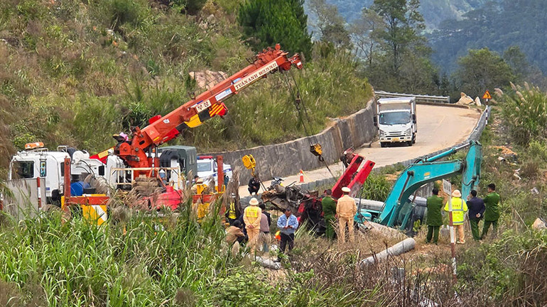 Lực lượng chức năng khám nghiệm hiện trường vụ tai nạn. Lực lượng chức năng khám nghiệm hiện trường vụ tai nạn.
