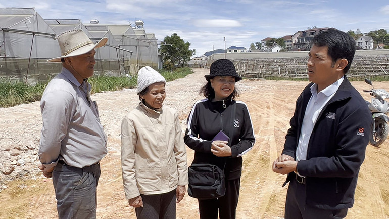 Bà Trương Thị Liên (mặc áo nâu) tổ dân phố Hà Đông 2, phường 8 vui mừng đứng giữa con đường vừa hoàn thành sau khi gia đình bà hiến đất.