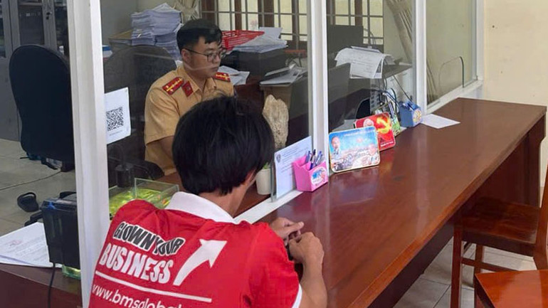 Lực lượng Cảnh sát giao thông lập biên bản, xử lý các tài xế vi phạm.