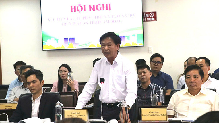 Nhà đầu tư phát biểu tại hội nghị.