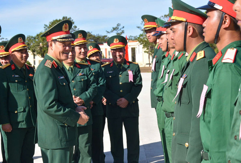 Giám đốc Học viện trò chuyện với các chiến sĩ mới.